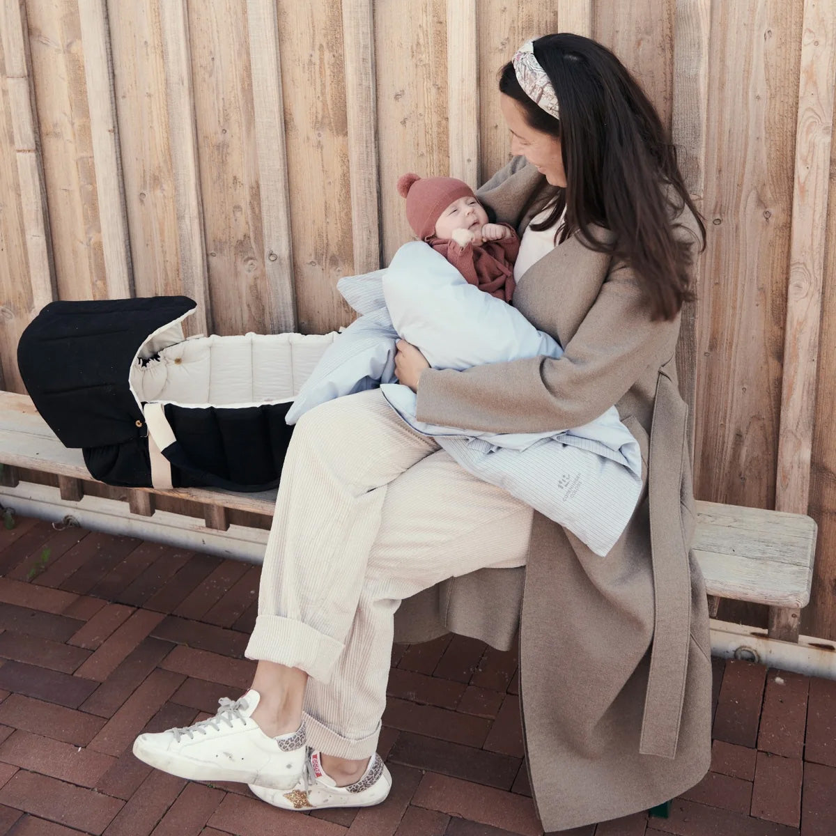 02_Copenhagen Colors Multifunktionel kaleche til babylift, black solid w. cream stripe-3.jpg