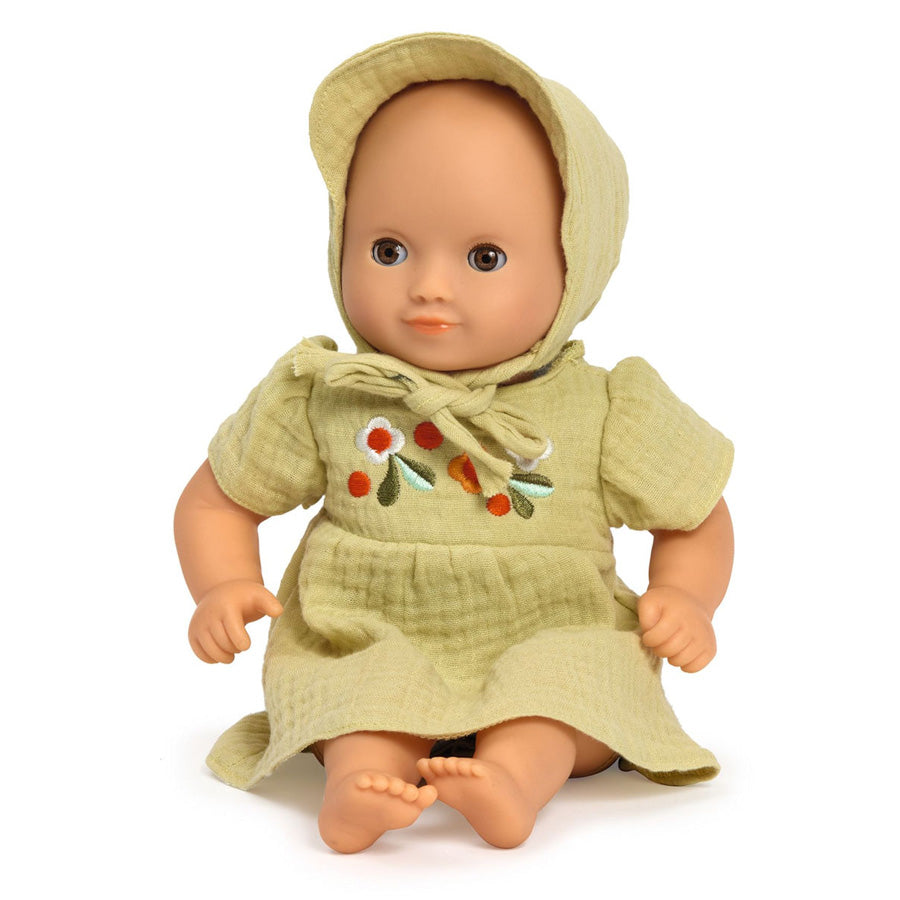 02_Djeco Pomea dukketøj, gul kjole og hue 1.jpg