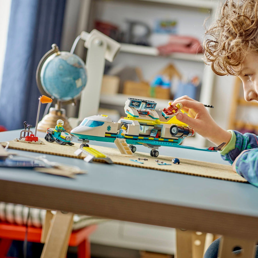 02_LEGO® City, Ambulancefly 1.jpg