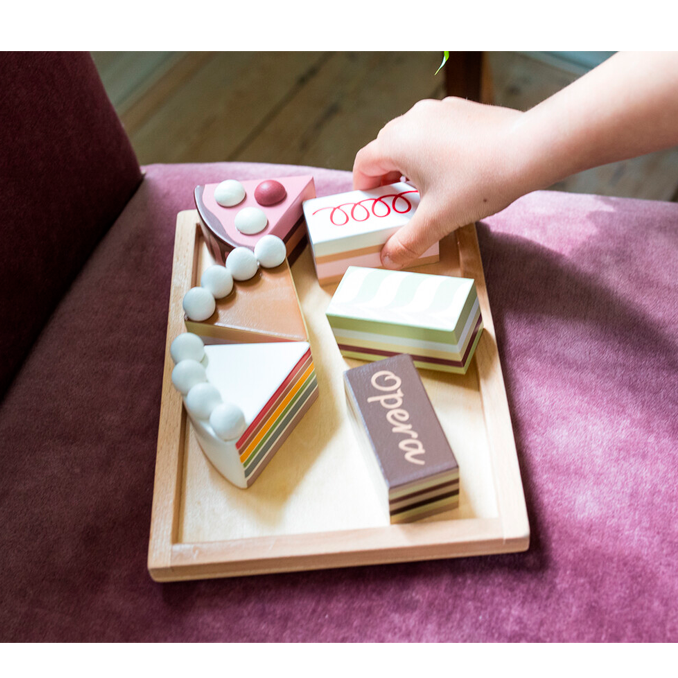 02_MaMameMo lagkagestykker på fad.png