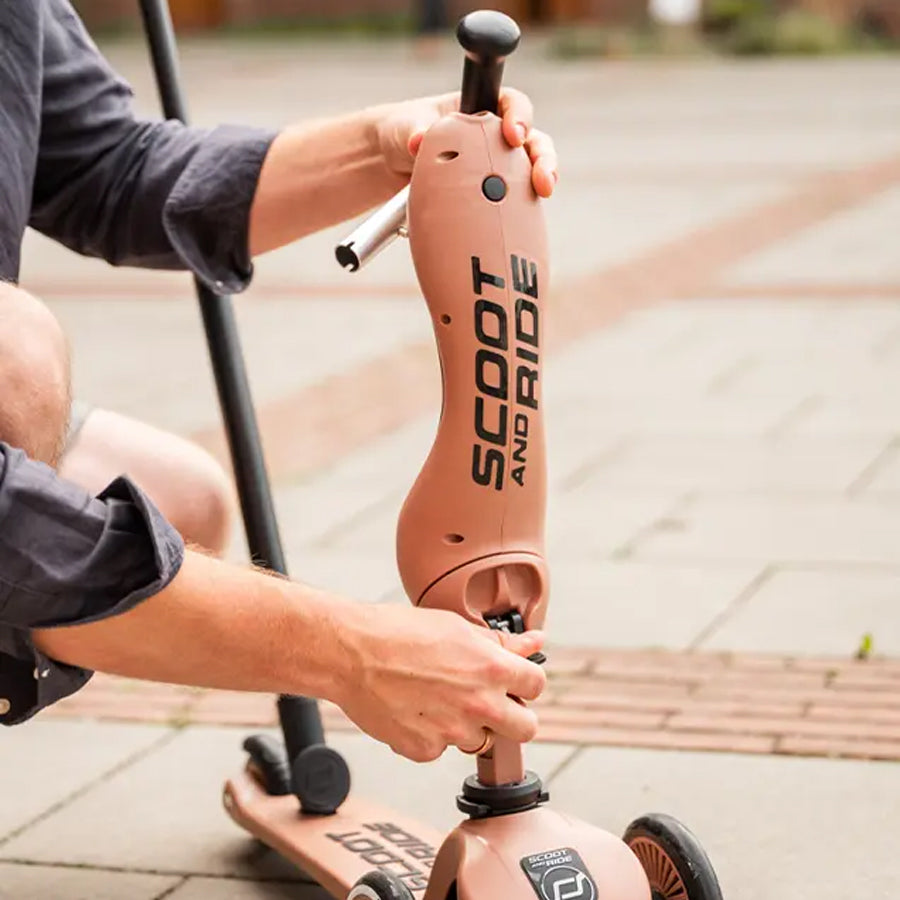 04_sr-00820-scoot-and-ride-highwaykick-1-push-go-mocha-00.jpg